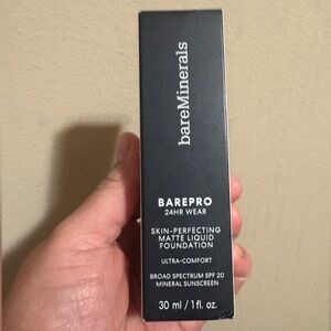 bareMinerals BAREPRO Matte Liquid Foundation - LIGHT 26 COOL Brand New .